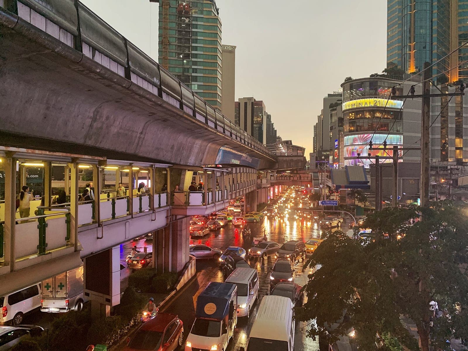 สถานีรถไฟฟ้าอโศก ย่านสุขุมวิท กรุงเทพฯ