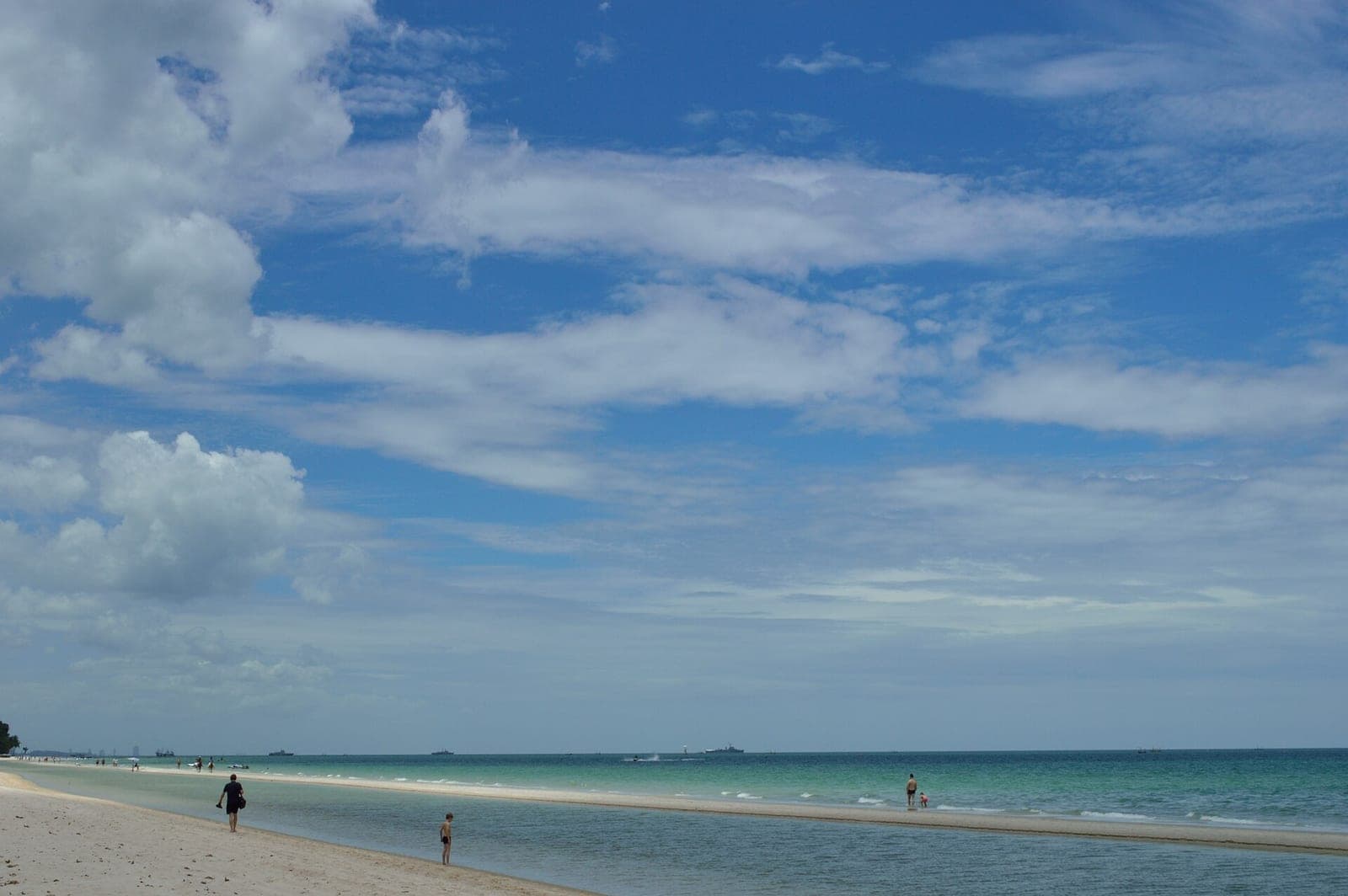 ชายหาดหัวหินในวันที่ฟ้าเปิด