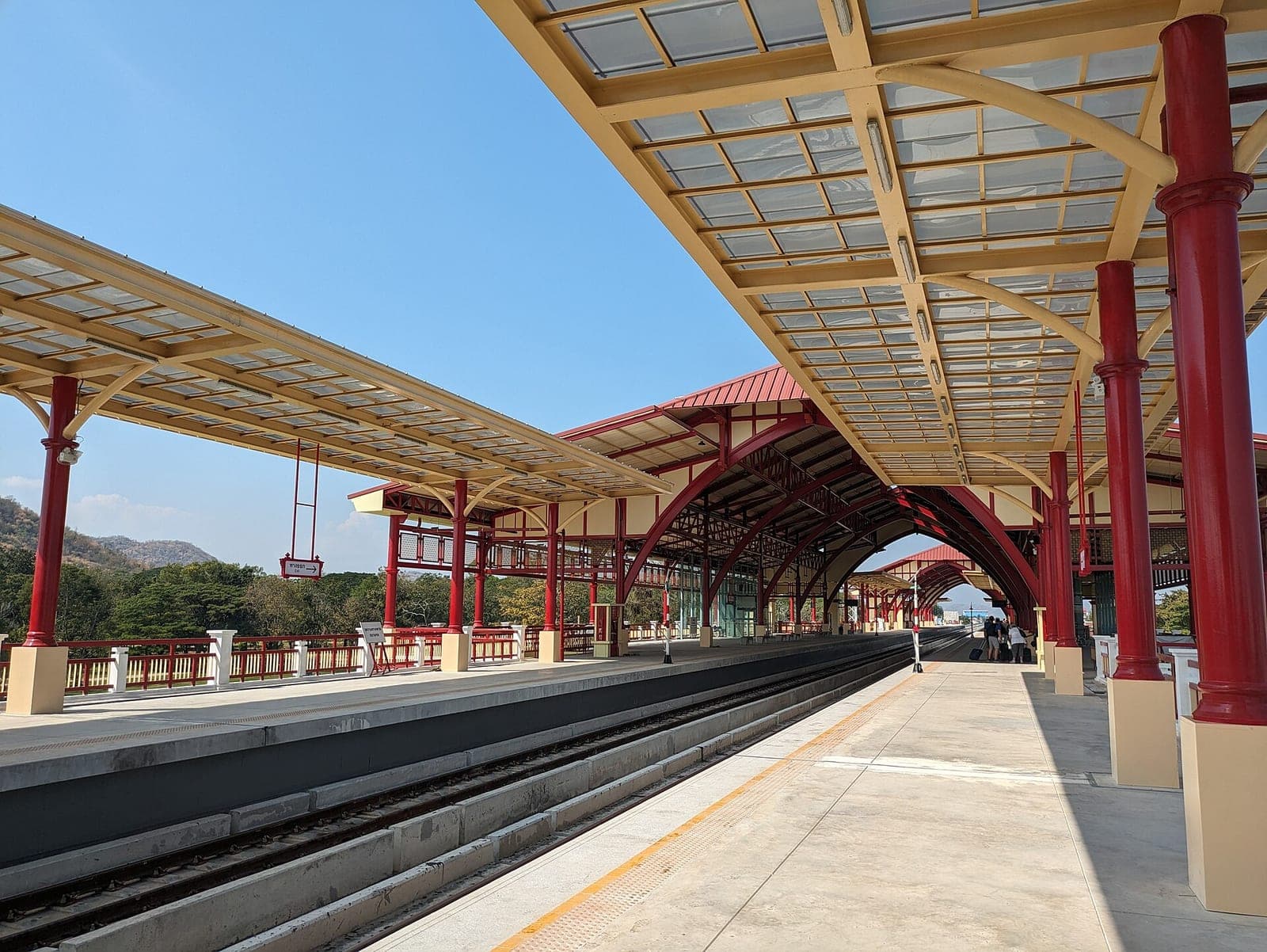 สถานีรถไฟหัวหินในตอนกลางวัน