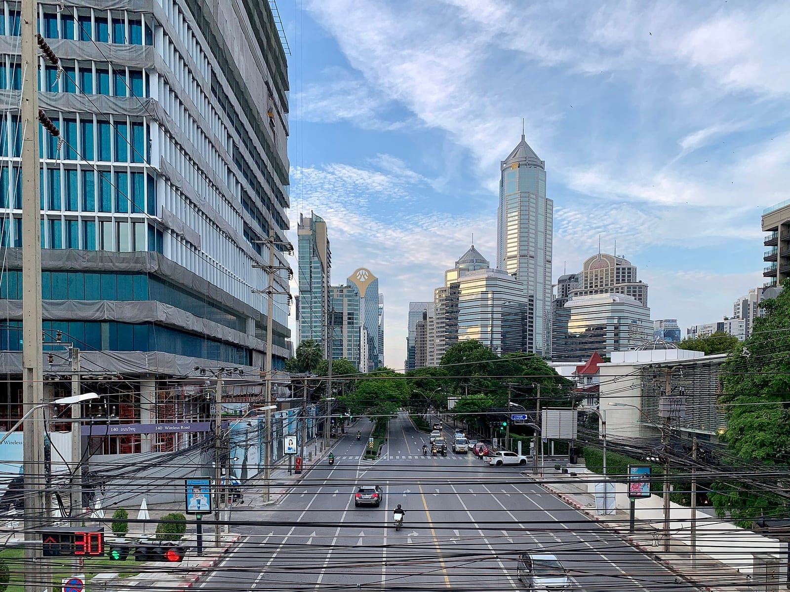 ถนนวิทยุ ย่านสถานทูตของกรุงเทพ ซึ่งเป็นจุดเริ่มต้นของเอกสารที่ต้องไปรับรองนิติกรณ์